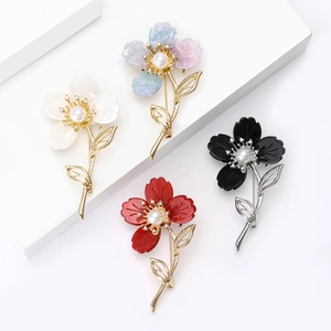 Élégante Broche Fleur pour Femme en Alliage Résine Pétale Künstliche Perle Strass Incrustés Broche Florale pour Costume Robe