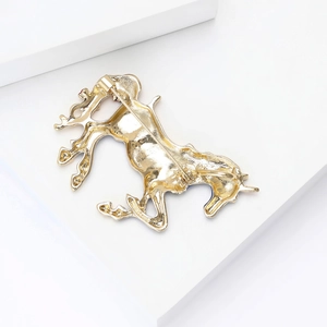 Spilla a forma di cavallo dorato con chiusura a spillo su sfondo bianco moderno