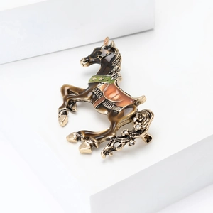 Dettaglio della spilla unicorno vintage con smalto colorato e cristalli strass brillanti