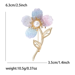 Vue détaillée montrant les dimensions de la broche fleur en résine avec perles