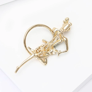 Détail du dos de la broche danseuse dorée montrant l'épingle et la finition métallique
