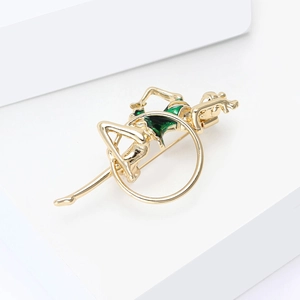 Broche artistique gymnaste en émail vert et plaqué or sur des supports géométriques