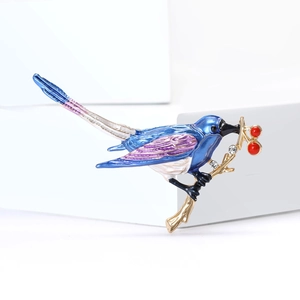 Elegante emaille ekster vogel speld op gouden tak voor blazers en dames jassen
