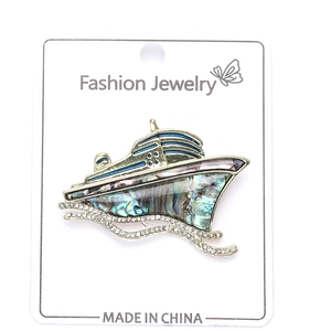 Makro-Detail einer Kreuzfahrtschiff-Brosche mit Abalone-Muschel-Inlay und Glitzer-Strass