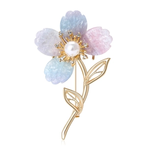 Broche fleur en résine dégradée élégante avec strass brillants et détails dorés