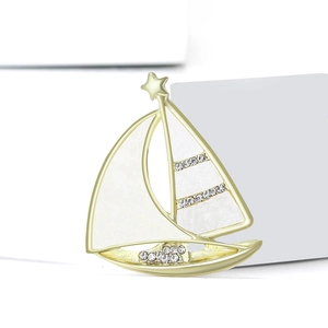 Broche Bateau à Voile en Alliage de Mode Avec Strass Coquillage Épinglette Nautique Plaqué Or pour Femme Homme Décoration Vêtements