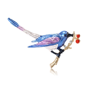 Elegante blauwe emaille vogelspeld op gouden tak met rode bessen en strassteentjes