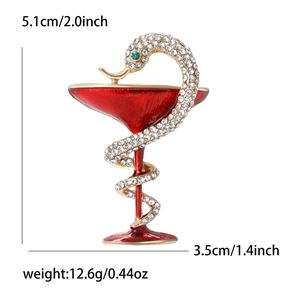 Détail montrant la hauteur de 5,1cm et largeur de 3,5cm de la broche serpent dorée
