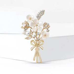 Broche bouquet de fleurs de prunier élégante avec émail blanc et strass étincelants