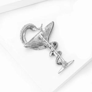 Vue détaillée du dos de la broche coupe de serpent montrant l'épingle de sûreté en argent