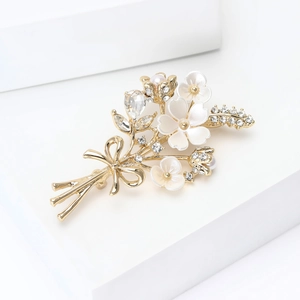 Détail macro d'une broche bouquet de fleurs avec alliage doré perles et strass brillants
