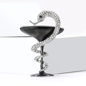 Broche Coupe d'Hygie avec serpent en argent et strass sur émail noir élégant