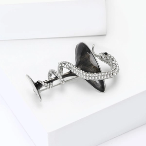 Détail de la broche serpent et calice en argent avec émail et strass étincelants