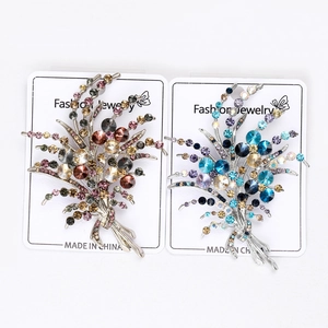Détail de broches bouquet avec des strass étincelants en cristal champagne et bleu