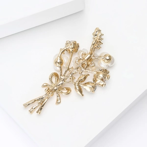 Élégante broche bouquet de fleurs de prunier dorée avec perles blanches et strass