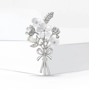 Broche bouquet de fleurs de prunier élégante avec émail blanc et strass scintillants