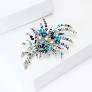 Vue détaillée d'une broche bouquet en alliage argenté avec cristaux bleus et violets
