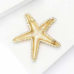 Élégante broche étoile de mer dorée avec strass pour vacances à la mer, vue à 45 degrés