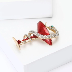 Détail de la broche martini serpent en émail rouge avec strass brillants sur pierre