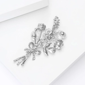 Vue détaillée de la broche bouquet de fleurs de prunier argentée avec perles
