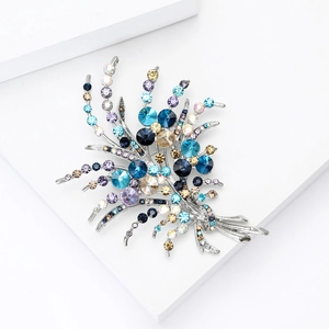 Vue détaillée d'une broche bouquet en alliage argenté avec strass bleus et violets