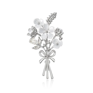 Broche bouquet de fleurs argentée avec pétales en émail blanc, perles et cristaux