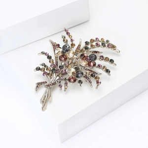Détail d'une broche bouquet floral en cristal avec strass multicolores sur socle argenté