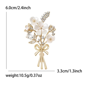 Élégante broche bouquet fleur de prunier dorée avec perles blanches et strass 6,0cm