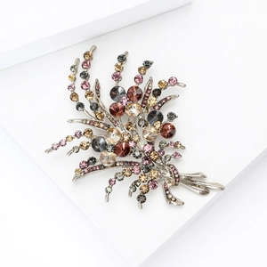 Vue détaillée d'une broche bouquet en alliage avec cristaux de couleur champagne et gris