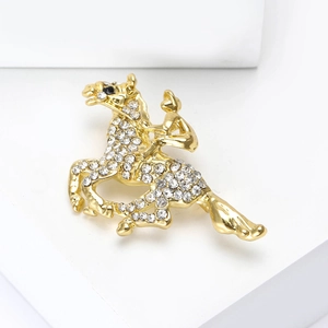 Exquisite goldene Brosche in Pferde- und Reiterform mit funkelnden Strasssteinen