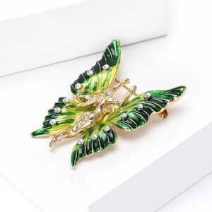 Vue détaillée d'une broche papillon en émail avec ailes dégradées et cristaux fins