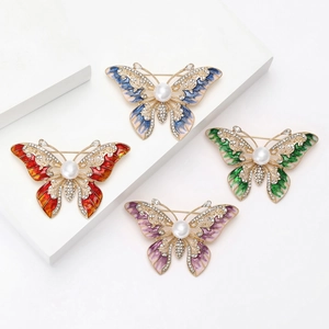 Broche papillon de luxe avec émail coloré, cristaux étincelants et perles blanches rondes