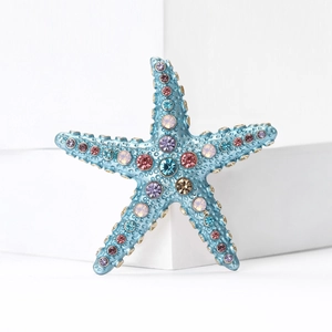 Élégante broche étoile de mer bleue avec strass colorés sur fond géométrique blanc