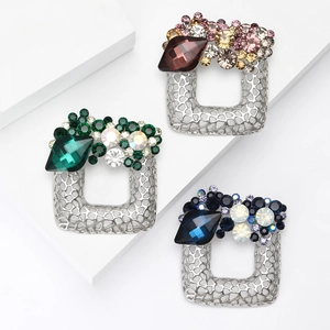 Vintage Hollow Alloy Rhinestone Square Brooch For Women Elegant Geometric Geometric Pin Brooch For Wedding Party Banquet Jewelry Gift