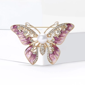 Détail de la broche papillon avec ailes en émail violet, petits diamants et une perle