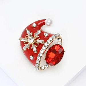 Élégante broche chapeau de Noël en émail rouge, strass et perle sur une base dorée