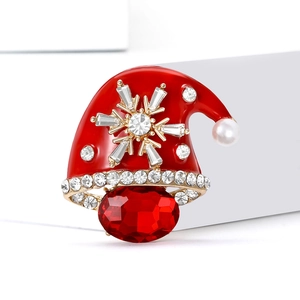Broche bonnet de Noël en émail rouge avec flocon de cristal et perle sur fond blanc
