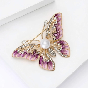 Vue détaillée de la broche papillon en émail avec dégradé violet et cristaux