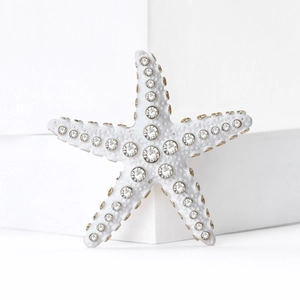 Vue détaillée de la broche étoile de mer en alliage avec strass brillants et bord doré