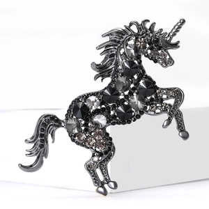Eleganter Einhorn-Anstecknadel mit Strasssteinen auf weißem Steinhintergrund
