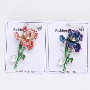 Vue détaillée des broches iris en émail avec pendentifs perles en tons rose et bleu