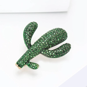 Spilla creativa a cactus con cristalli verdi e placcatura in oro per uno stile elegante