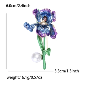 Détail de la broche iris avec pétales émaillés, pierre brune et goutte de perle blanche