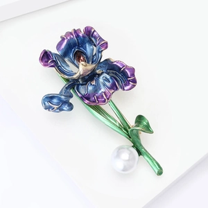 Broche fleur d'iris émaillée vintage avec pétales violets et perle blanche