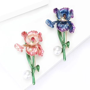 Broches iris en émail de style palais français avec perles et gemmes sur socle blanc