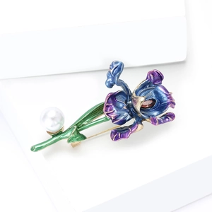 Élégante broche fleur d'iris avec émail bleu violet et un grand détail de perle blanche