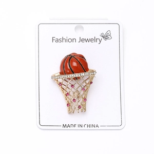 Detalle de un broche de canasta de baloncesto con esmalte naranja y pedrería rosa