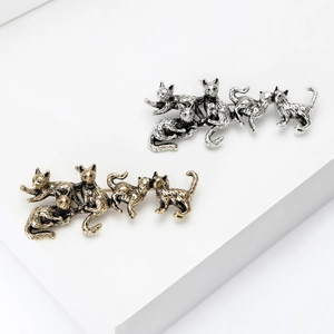 Vintage style group of five playful cats brooch in gold and silver alloy for suits