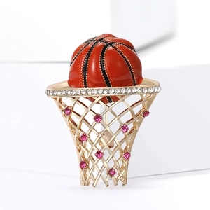 Exquisito broche de aro de baloncesto dorado con esmalte naranja y acentos de circón