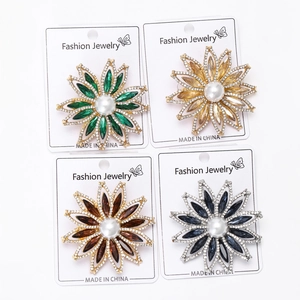 Détails de quatre broches tournesol en cristal avec perles et pierres multicolores